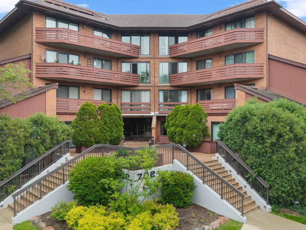 Unit for sale at 702 N Waukegan Road, Glenview, IL 60025