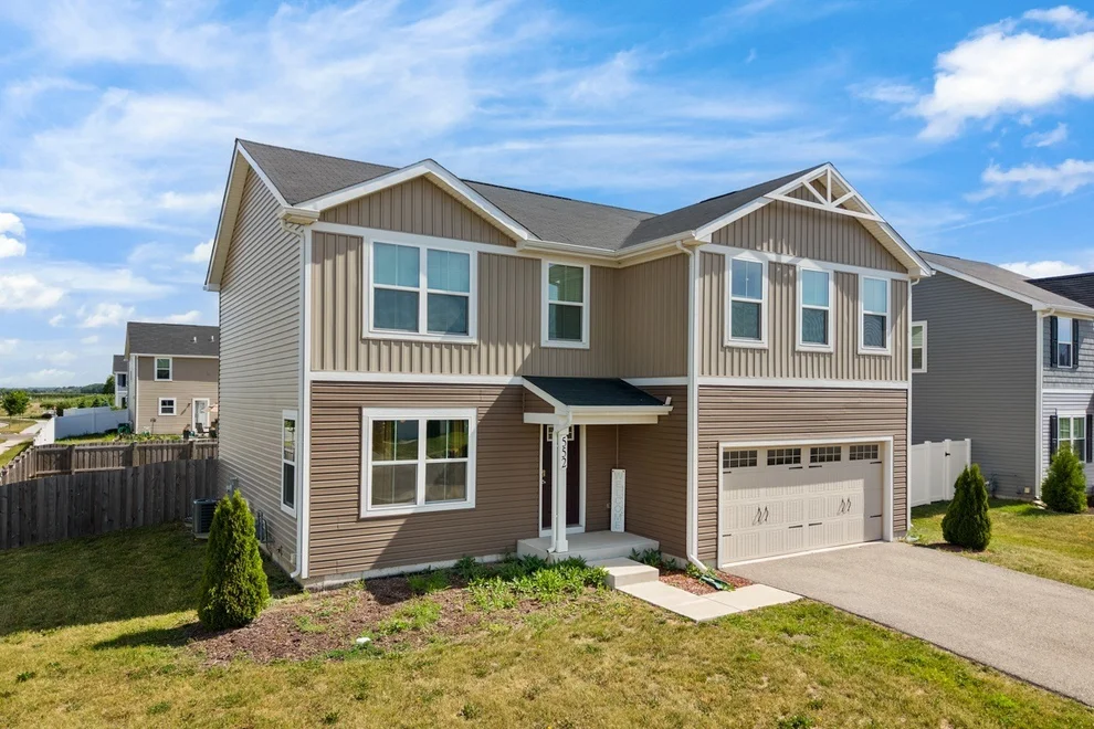 Unit for sale at 552 Dawns End, Hampshire, IL 60140