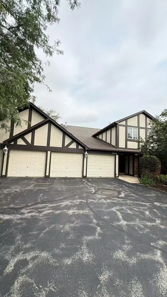 Unit for sale at 200 Brookside Lane, Willowbrook, IL 60527