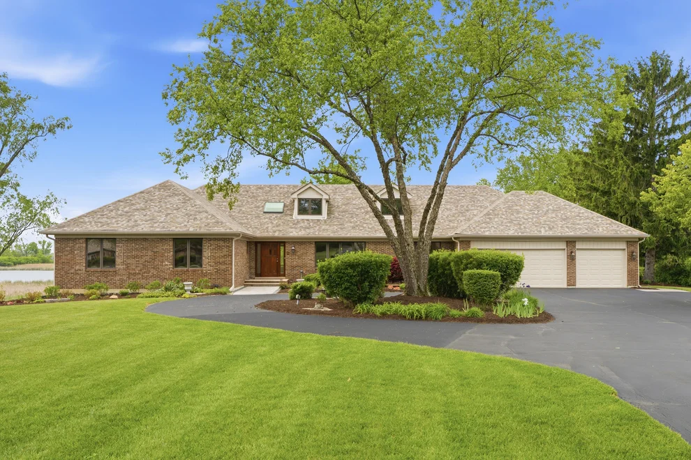 Unit for sale at 2208 Shetland Road, Inverness, IL 60010