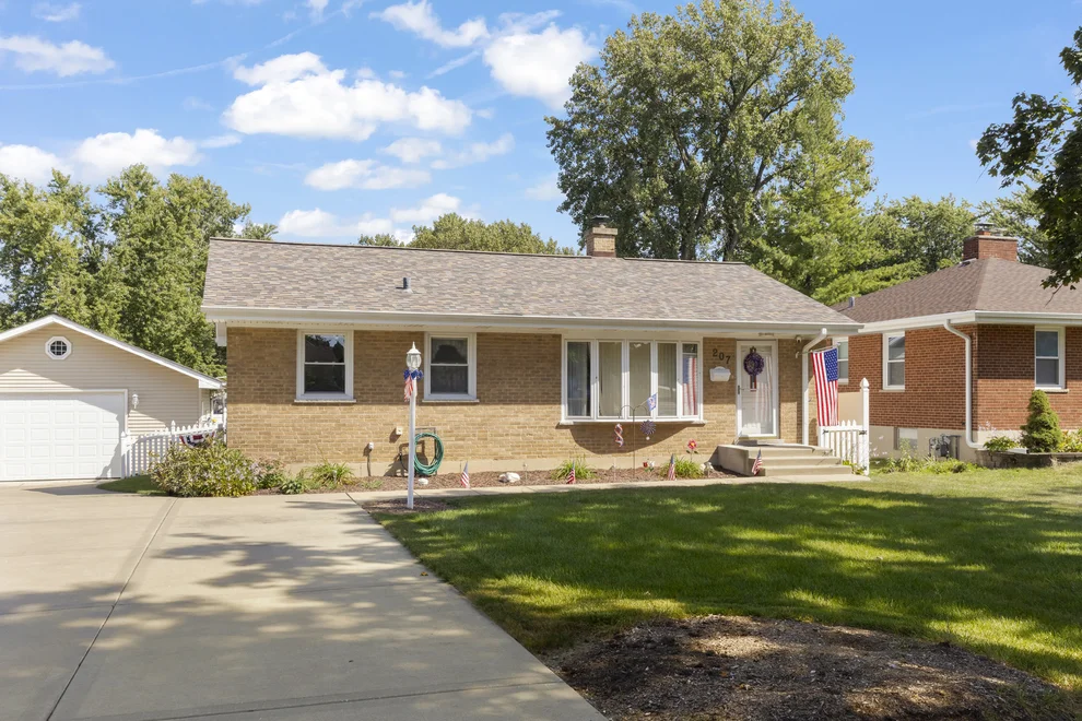 Unit for sale at 207 S Wilmette Avenue, Westmont, IL 60559