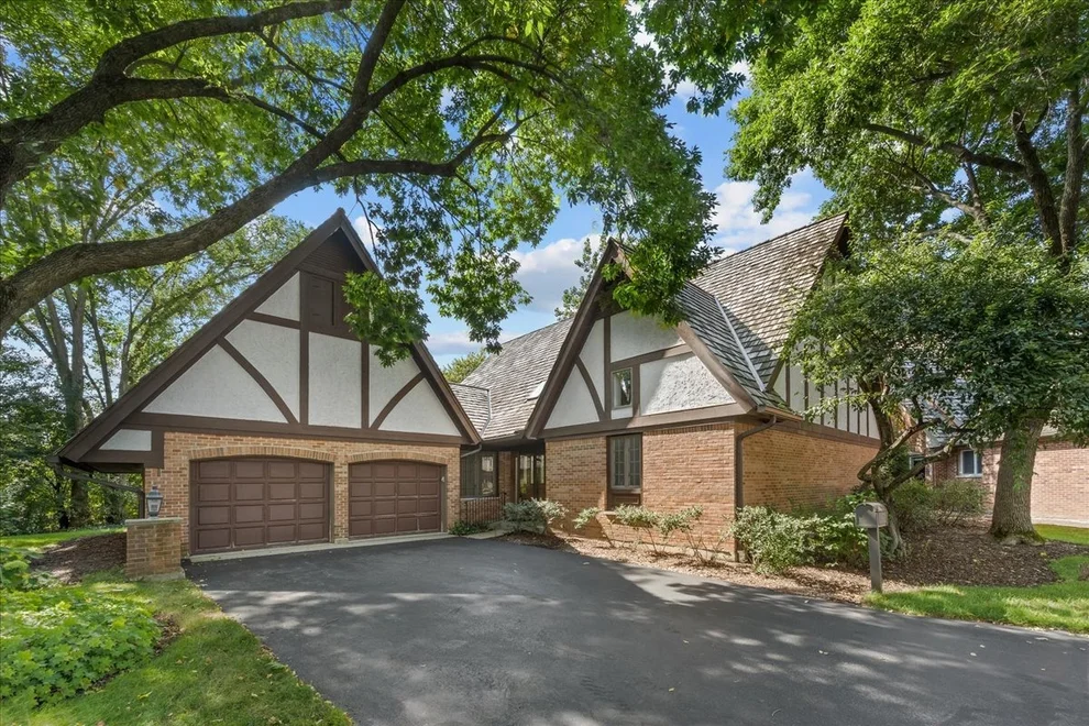 Unit for sale at 972 Coventry Lane, Highland Park, IL 60035
