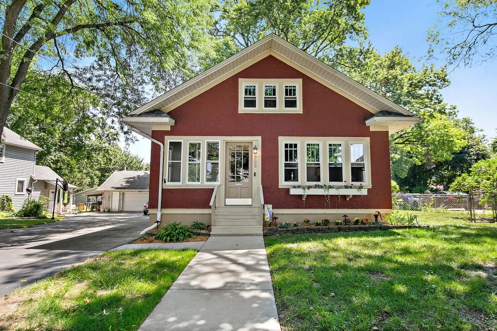 Unit for sale at 909 Augusta Avenue, Elgin, IL 60120