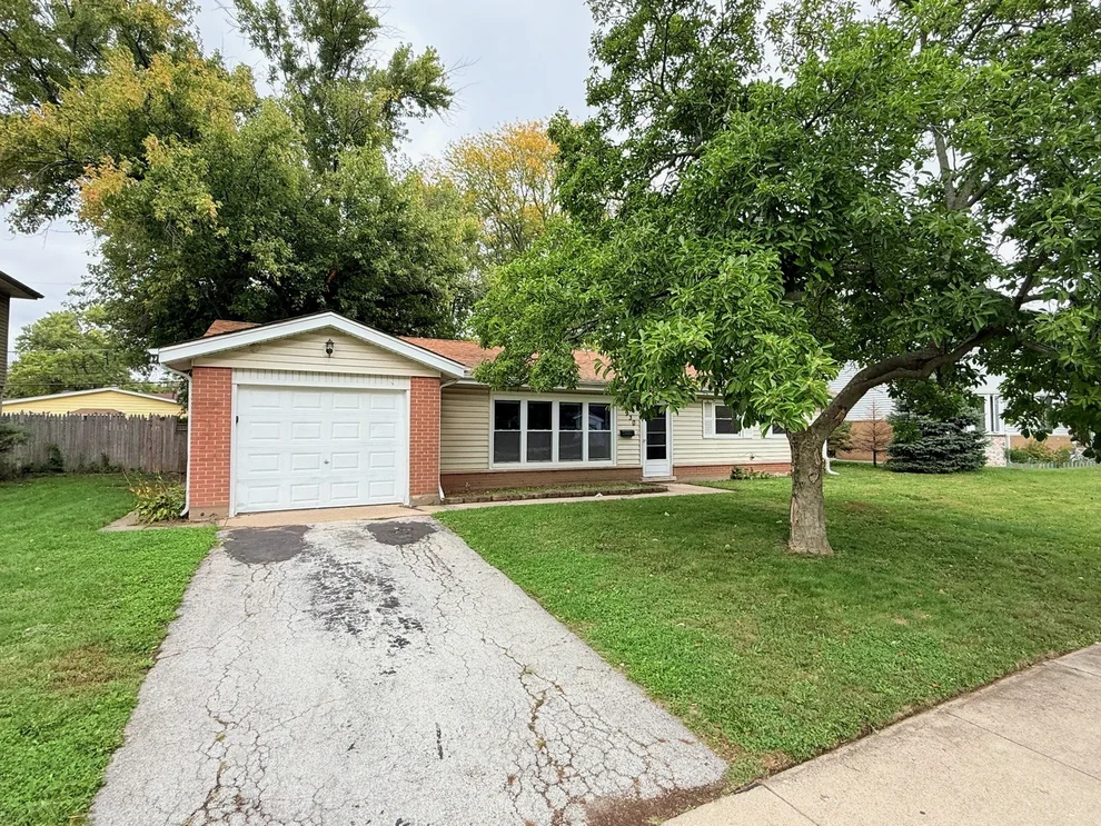Unit for sale at 930 Coach Road, Homewood, IL 60430