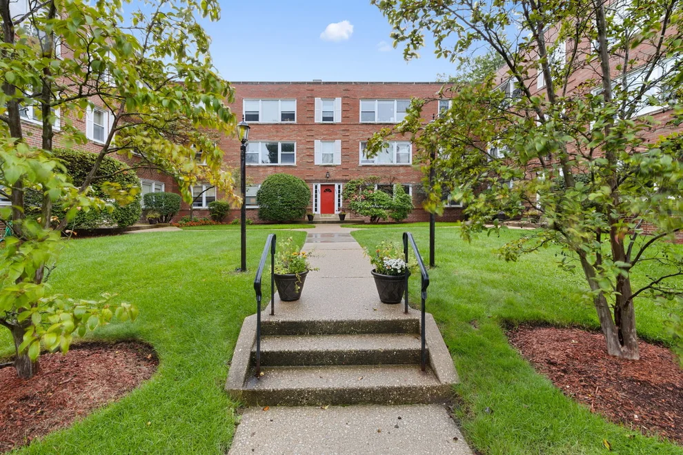 Unit for sale at 808 Oakton Street, Evanston, IL 60202