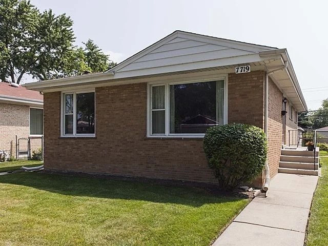 Unit for sale at 7719 N East Prairie Road, SKOKIE, IL 60076