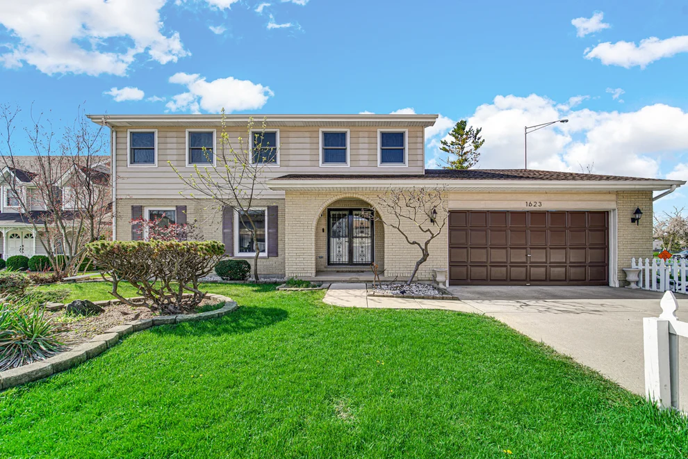 Unit for sale at 1623 W Bray Court, Arlington Heights, IL 60005