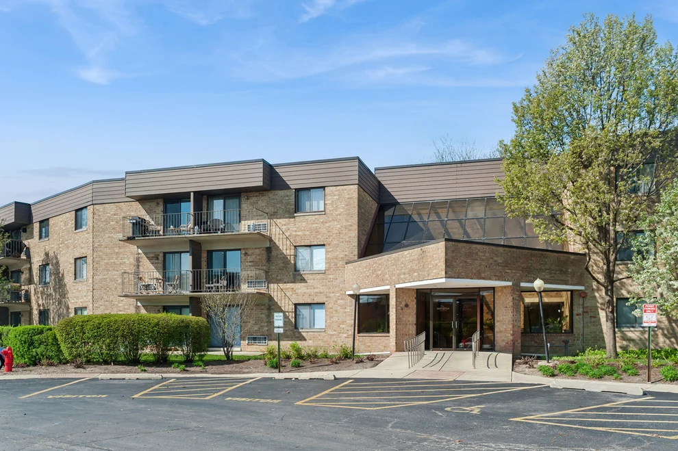 Unit for sale at 5550 Astor Lane, Rolling Meadows, IL 60008