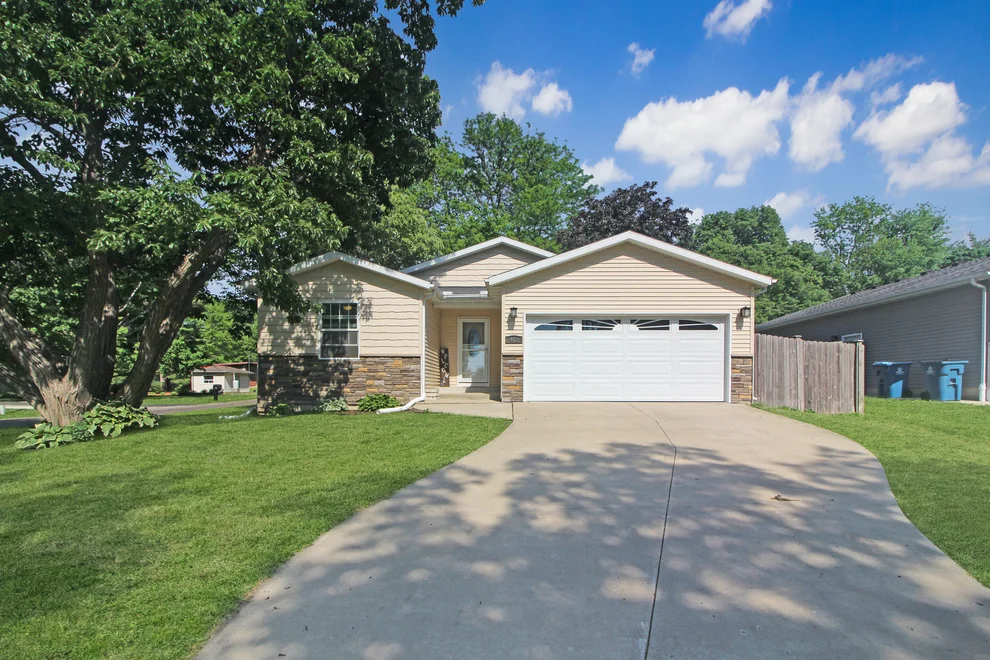 Unit for sale at 402 S McLean Street, Hudson, IL 61748