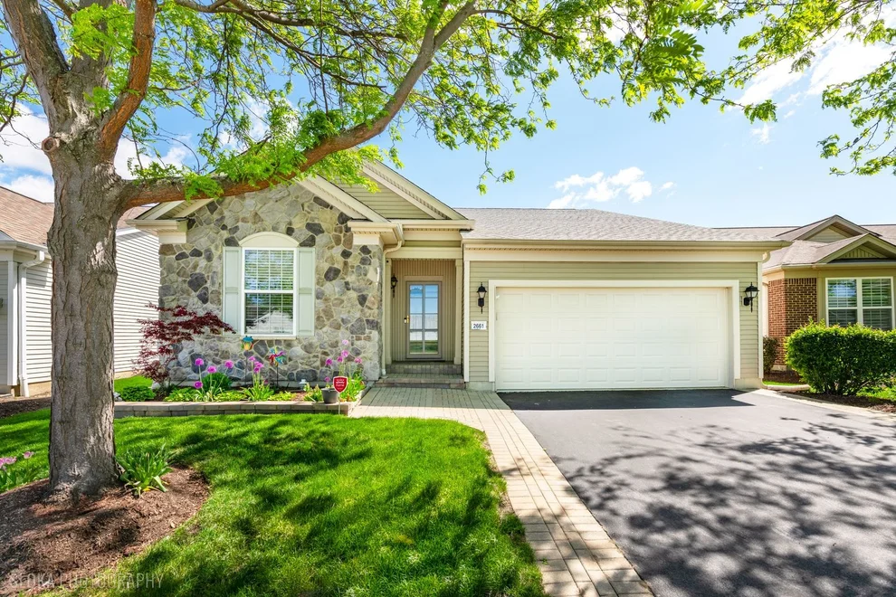 Unit for sale at 2661 Venetian Lane, Elgin, IL 60124