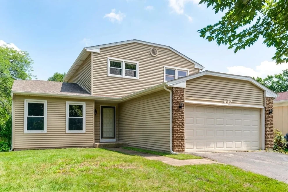 Unit for sale at 227 E Lakeside Drive, Vernon Hills, IL 60061