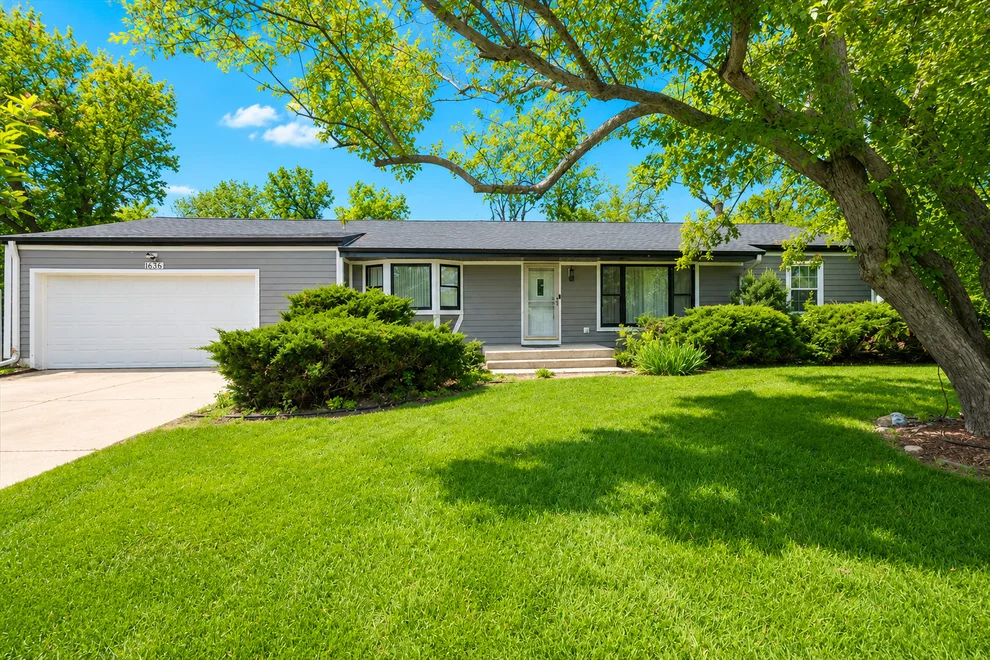 Unit for sale at 1635 Dun Lo Drive, Arlington Heights, IL 60004