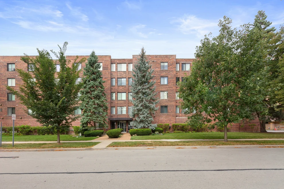 Unit for sale at 110 S Dunton Avenue, Arlington Heights, IL 60005