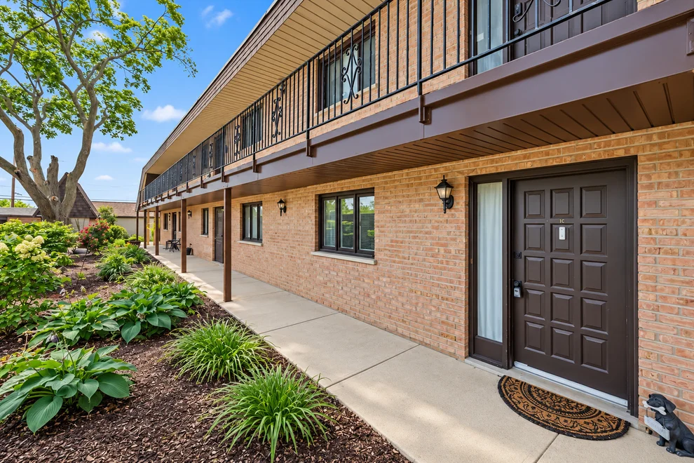 Unit for sale at 520 E Main Street, Barrington, IL 60010