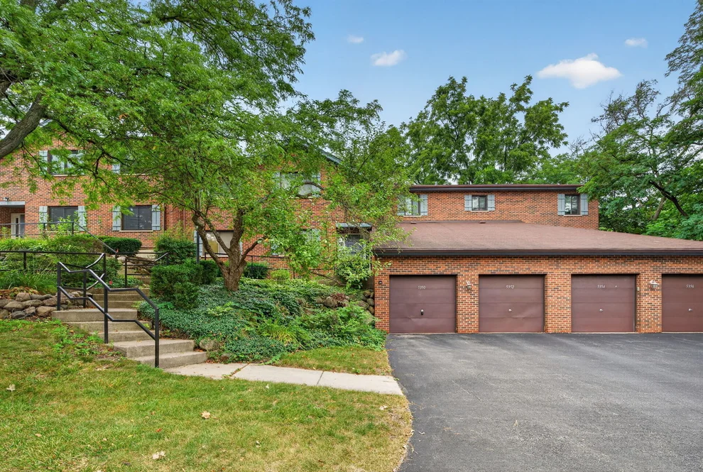 Unit for sale at 5350 Newport Drive, Lisle, IL 60532