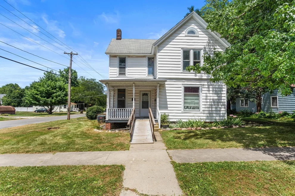 Unit for sale at 324 W Water Street, Farmer City, IL 61842