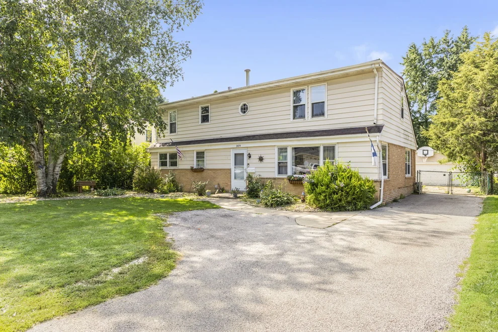 Unit for sale at 309 E Walnut Street, Roselle, IL 60172