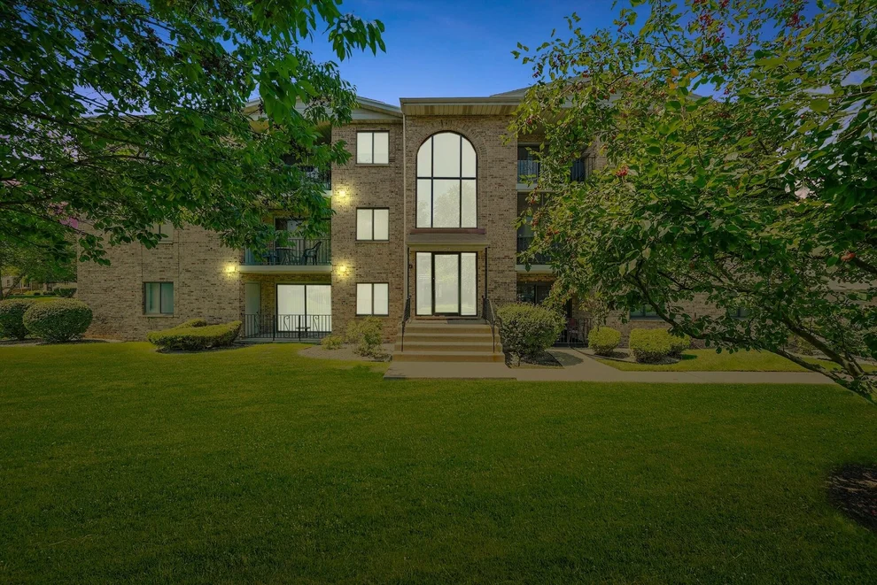 Unit for sale at 13248 W Circle Drive Parkway, Crestwood, IL 60418