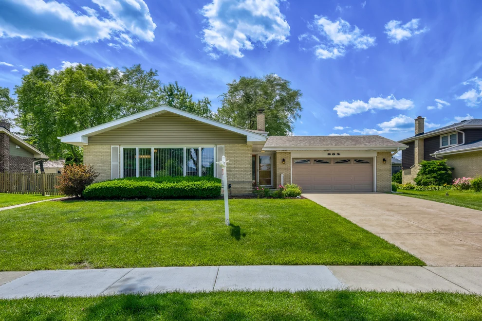 Unit for sale at 532 Summit Drive, Schaumburg, IL 60193