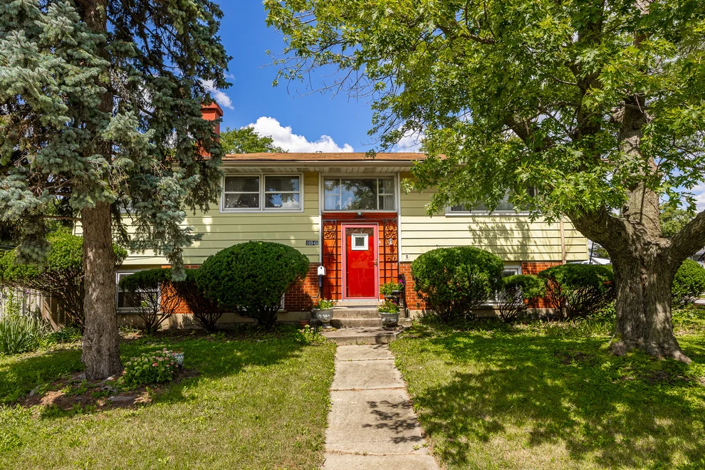 Unit for sale at 16948 Glen Oaks Drive, Country Club Hills, IL 60478