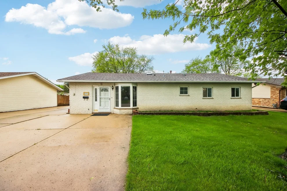 Unit for sale at 670 Lakeview Lane, Hoffman Estates, IL 60169