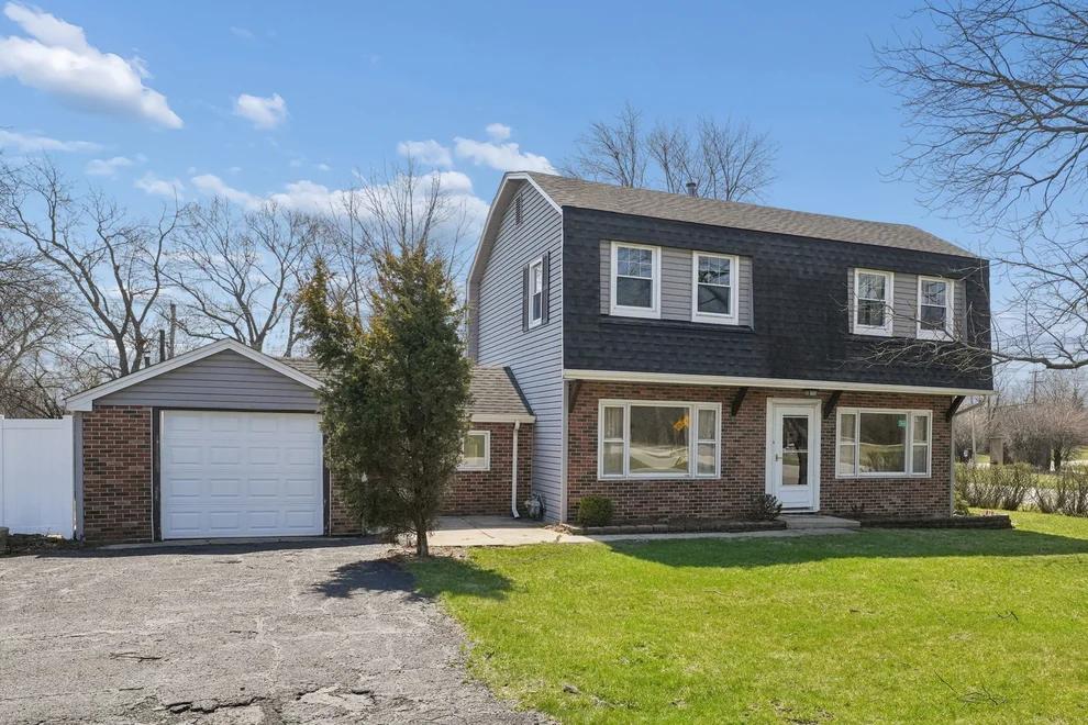 Unit for sale at 901 E Sunrise Road, Addison, IL 60101