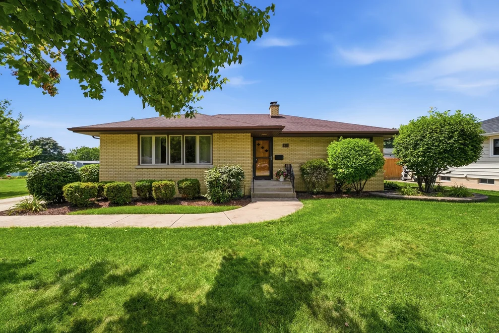 Unit for sale at 811 Magnolia Drive, Joliet, IL 60435