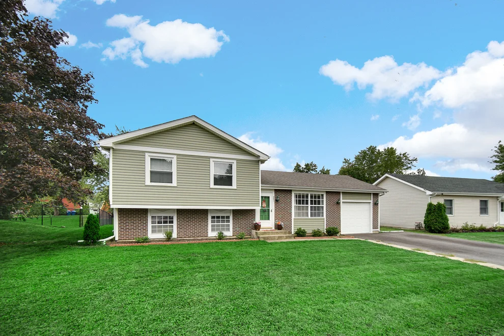 Unit for sale at 951 SURF Court, Bartlett, IL 60103