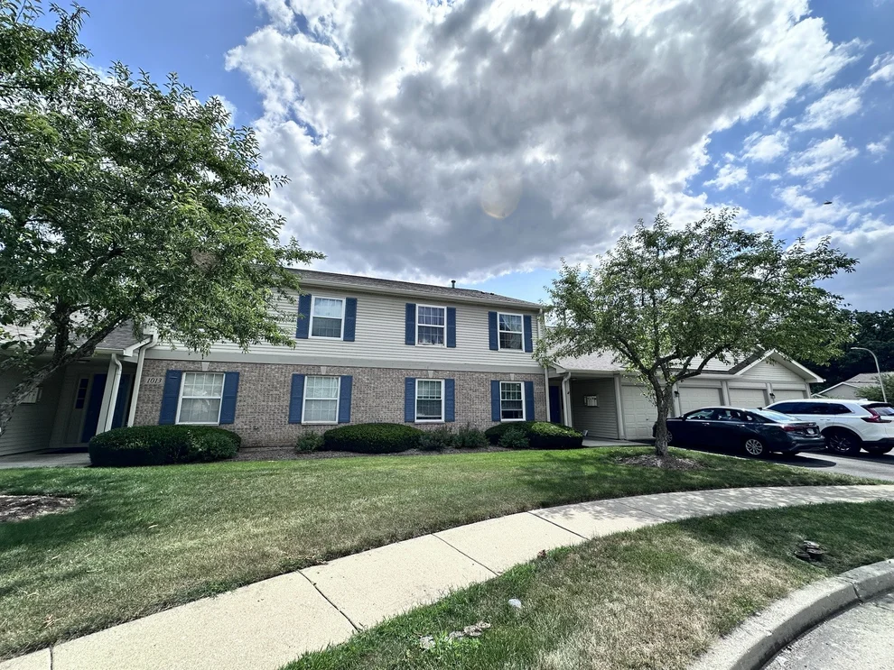 Unit for sale at 1011 Sommerset Court, Elgin, IL 60120