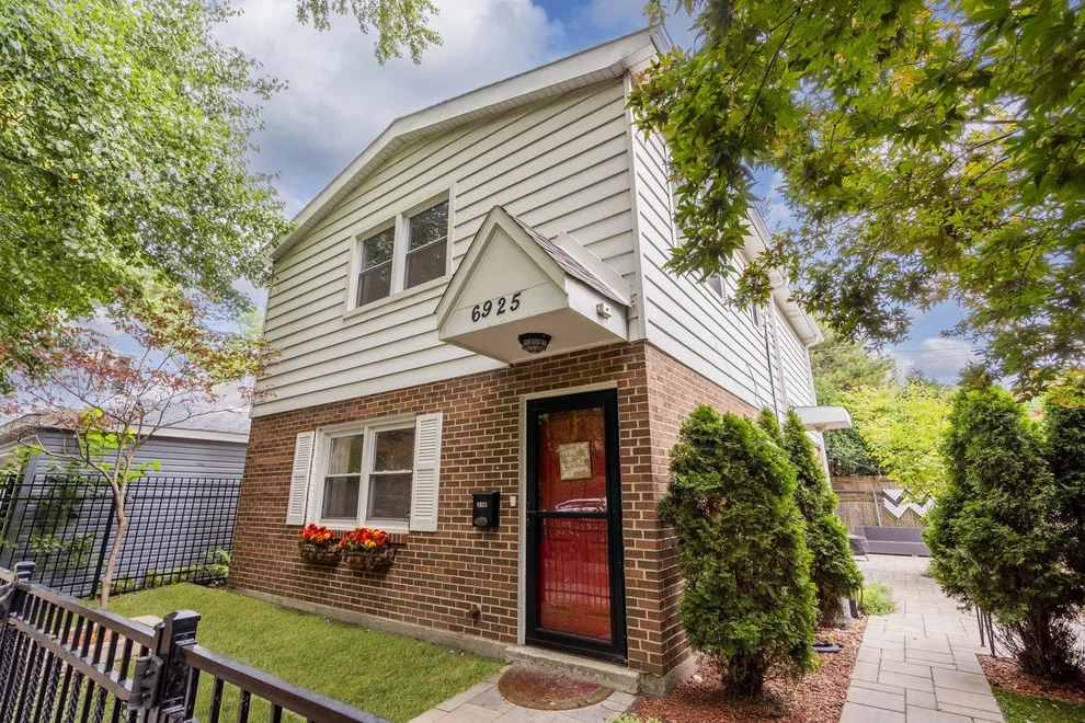 Unit for sale at 6925 N Ravenswood Avenue, Chicago, IL 60626