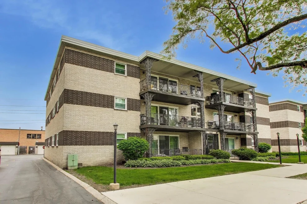 Unit for sale at 925 S 8th Avenue, La Grange, IL 60525