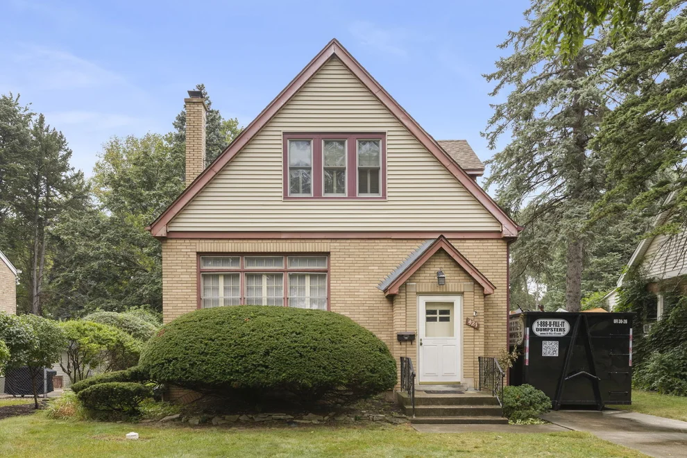 Unit for sale at 421 W Alexander Boulevard, Elmhurst, IL 60126