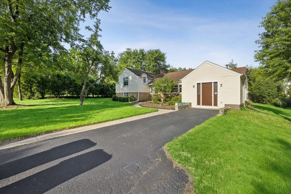 Unit for sale at 250 Woodstock Avenue, Clarendon Hills, IL 60514