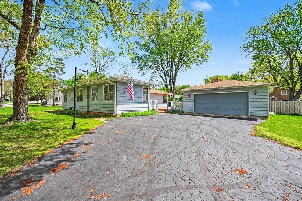 Unit for sale at 539 Lincoln Street, Algonquin, IL 60102