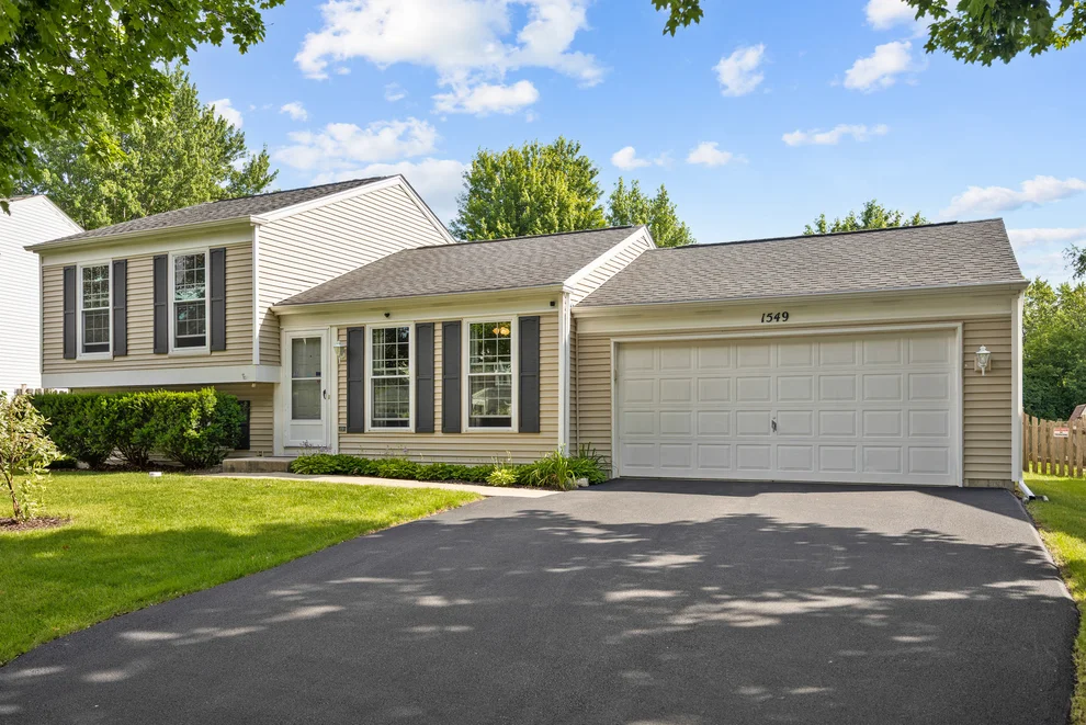 Unit for sale at 1549 Sawgrass Court, Elgin, IL 60123