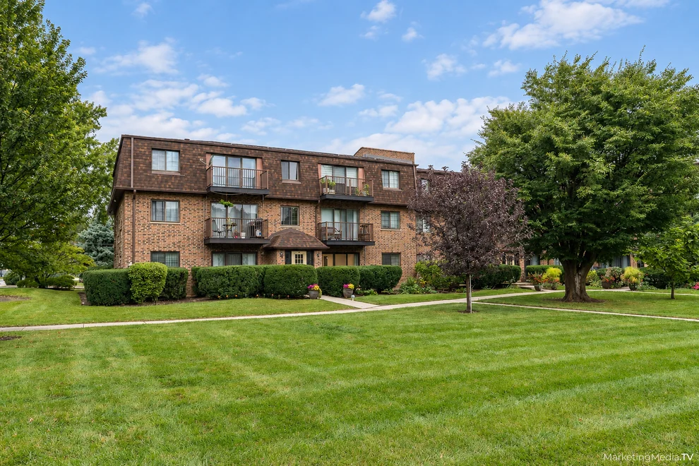 Unit for sale at 400 E KENSINGTON Road, Mount Prospect, IL 60056