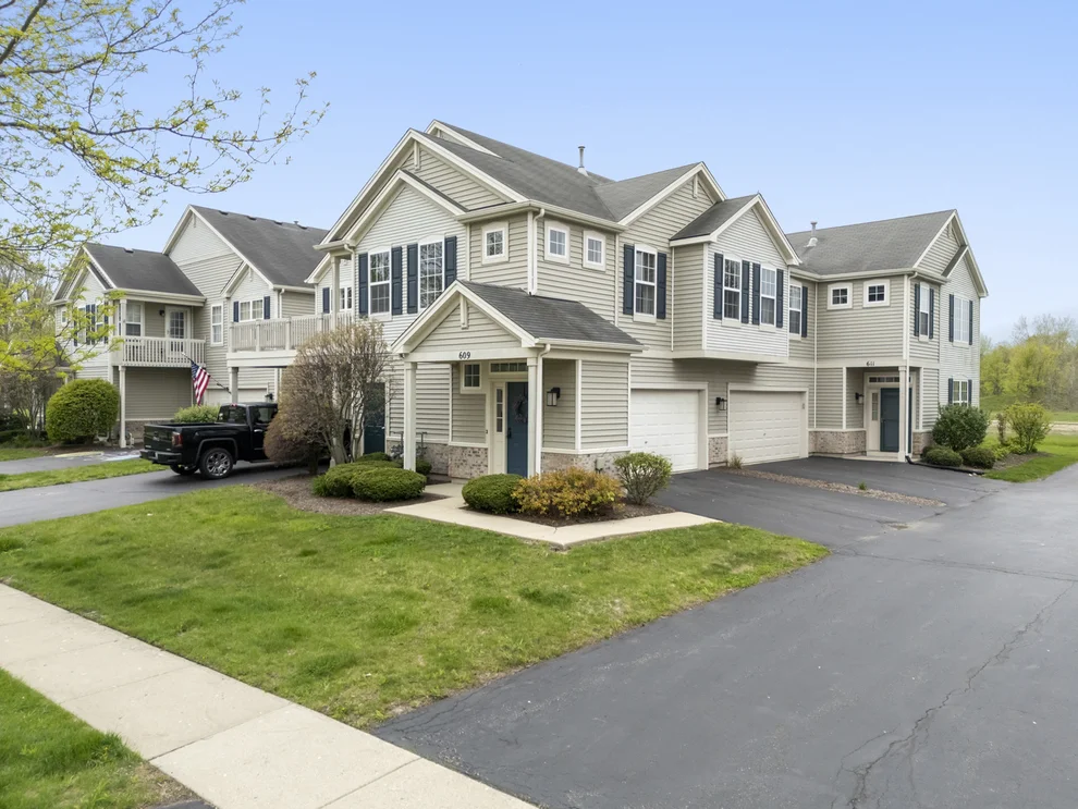 Unit for sale at 609 Arbor Circle, Lakemoor, IL 60051