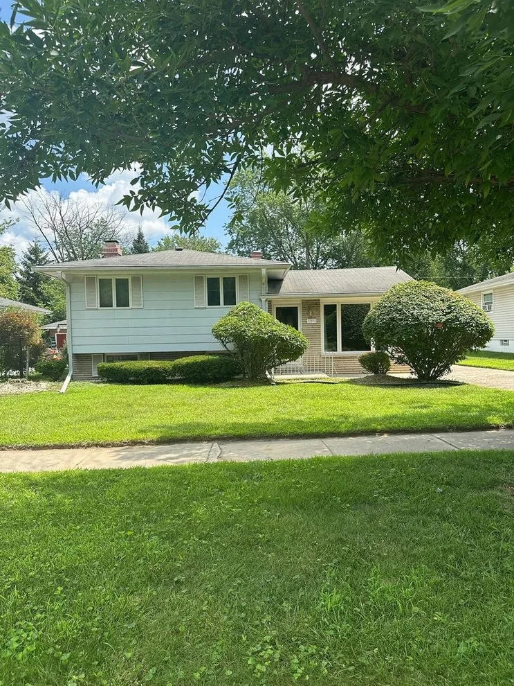 Unit for sale at 17871 Locust Street, Lansing, IL 60438