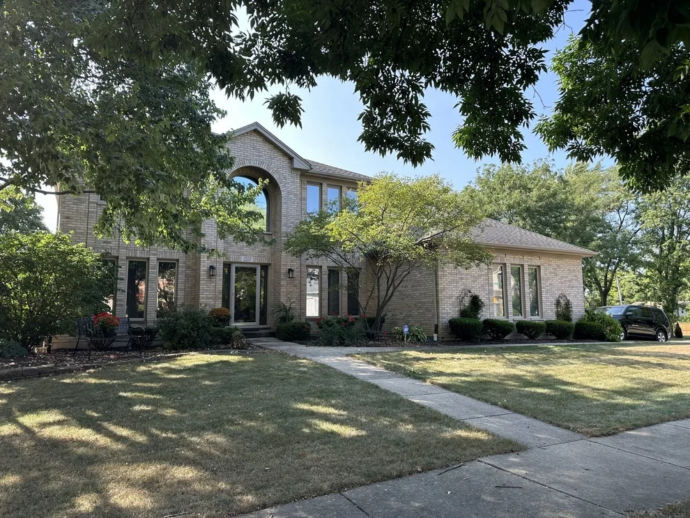 Unit for sale at 1928 N Ridge Avenue, Arlington Heights, IL 60004