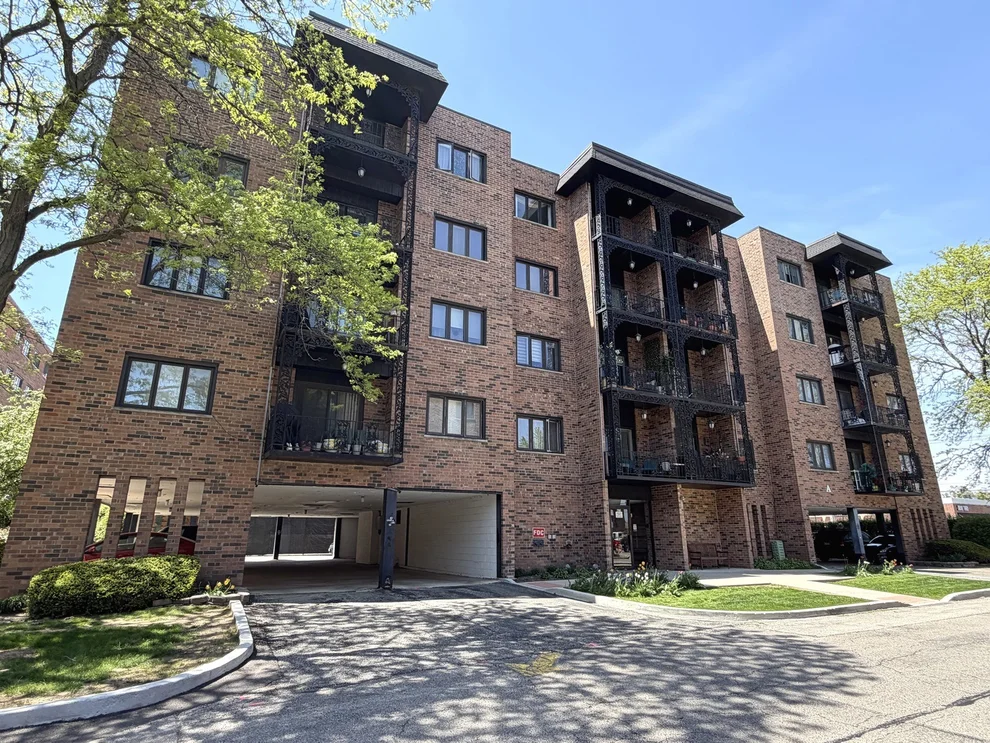 Unit for sale at 9375 Landings Lane, Des Plaines, IL 60016