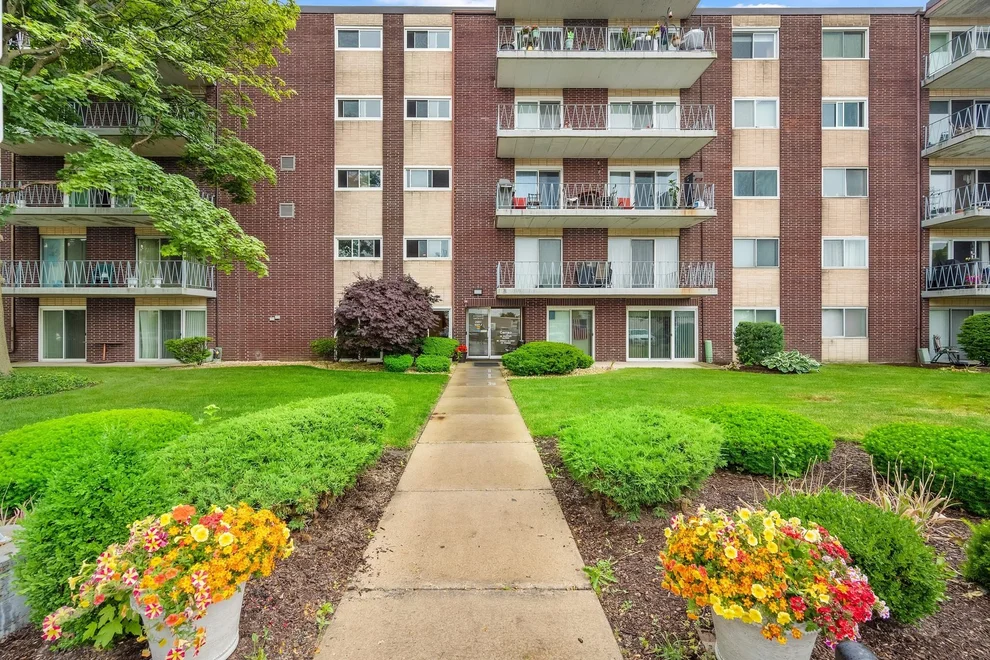 Unit for sale at 2900 MAPLE Avenue, Downers Grove, IL 60515