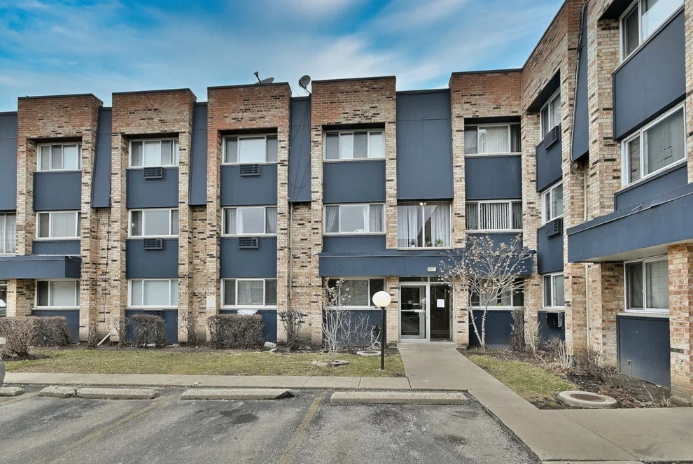 Unit for sale at 8637 1/2 W FOSTER Avenue, Chicago, IL 60656