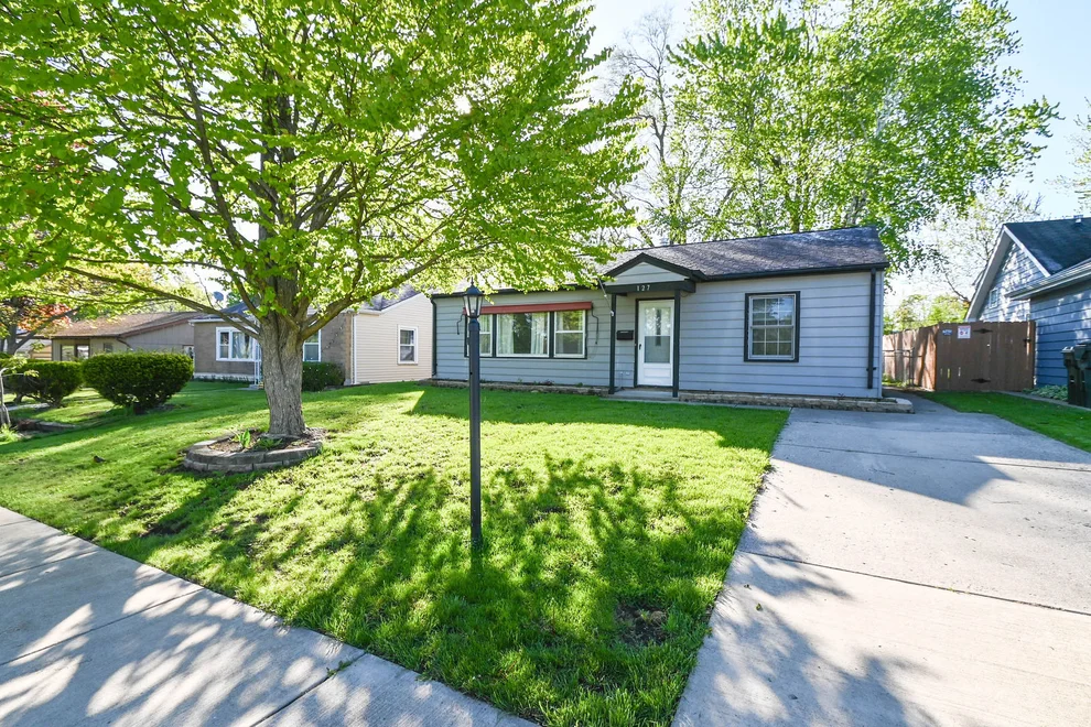 Unit for sale at 127 S Hawthorne Boulevard, Mundelein, IL 60060
