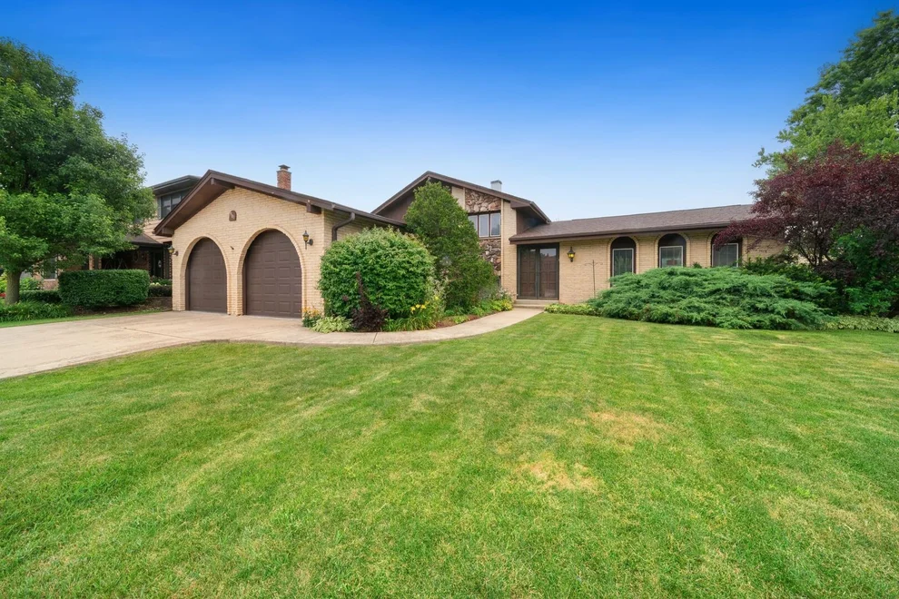 Unit for sale at 901 Claremont Drive, Downers Grove, IL 60516