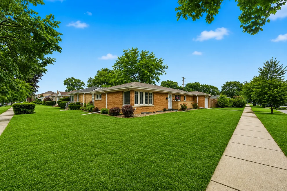 Unit for sale at 8601 Saint Louis Avenue, Skokie, IL 60076