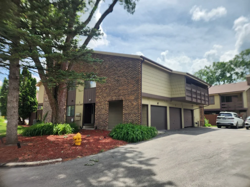 Unit for sale at 1 Stony Creek Drive, Palos Hills, IL 60465