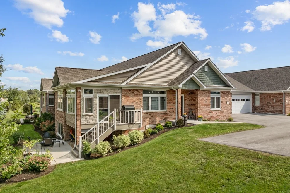 Unit for sale at 2 Briden Lane, Sycamore, IL 60178