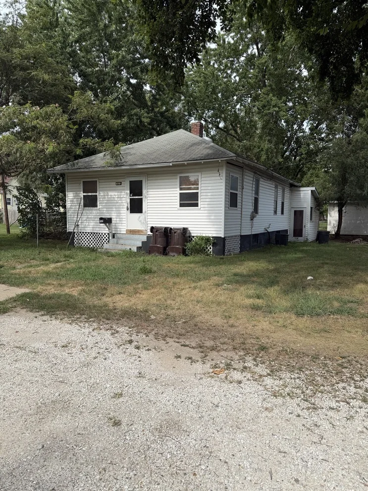 Unit for sale at 717 RAILROAD Street, Beardstown, IL 62618