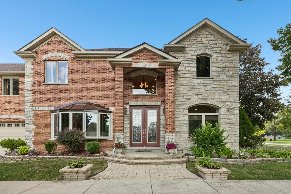 Unit for sale at 610 W Lonnquist Boulevard, Mount Prospect, IL 60056