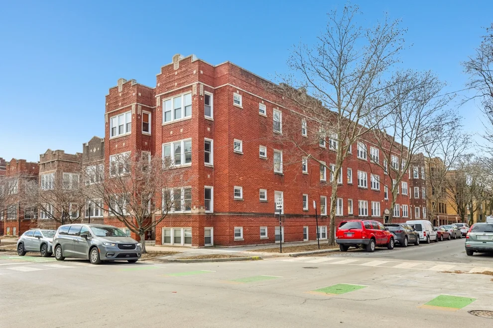 Unit for sale at 2609 W GUNNISON Street, Chicago, IL 60625